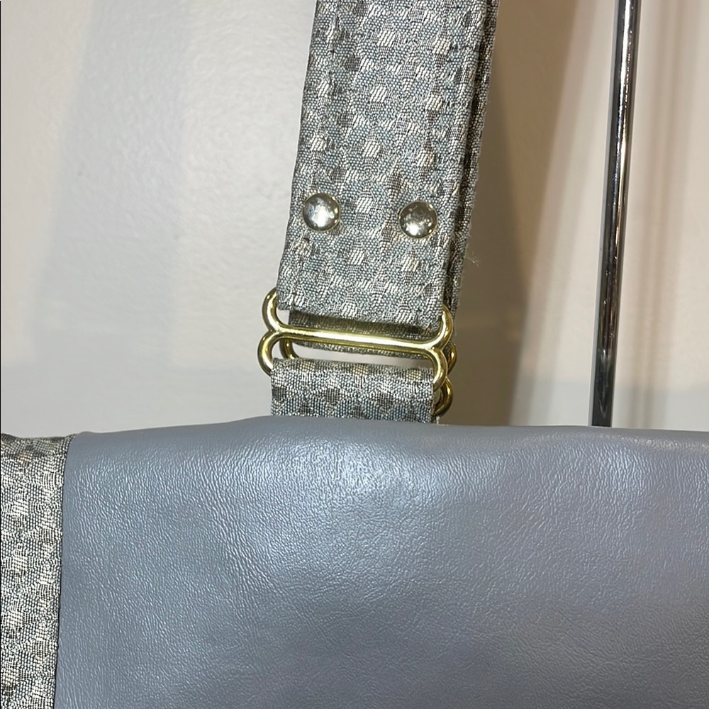 Chic Gray Mixed Media Shoulder Bag - Picture 3 of 14